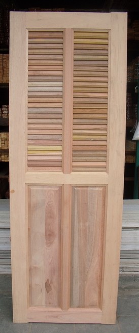 ประตูไม้ เต็งแดง D1014 ขนาด80x200ซม. ใช้ได้ทั้งเกล็ดบนและเกล็ดล่าง